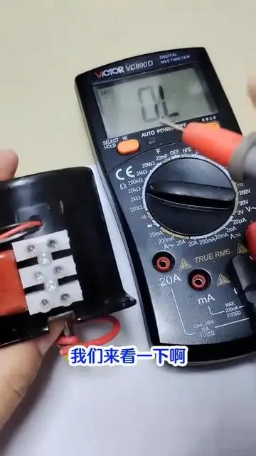 這個單相電機有三個接線柱，測一下它的兩個繞組